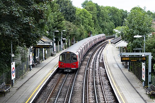 West Finchley Station, West Finchley