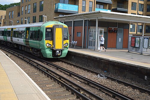 377 611 Enters Coulsdon Town Bound for Tattenham Corner, Coulsdon Town